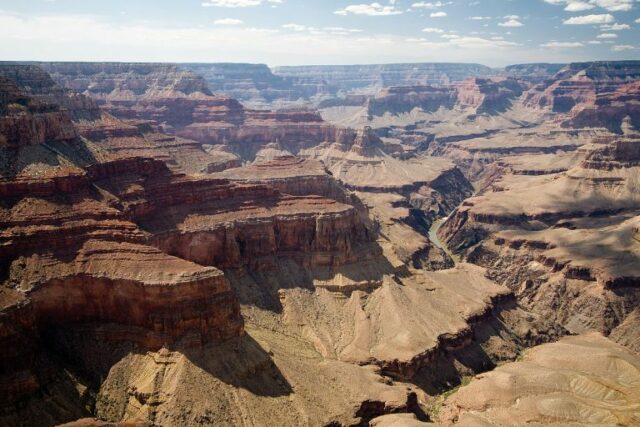 大峡谷的这一片沉积层与MSH的形成环境无关。None of the sedimentary rock layers of the Grand Canyon shown here were formed in environments similar to MSH. Credit: Luca Galuzzi, http://www.galuzzi.it, Creative Commons, Wikipedia