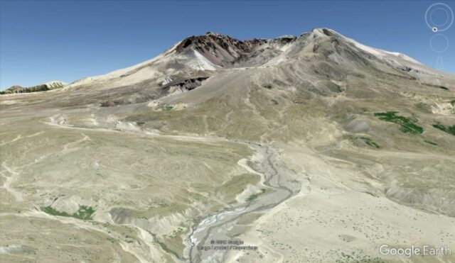 Step Canyon, in the foreground, formed quickly in unconsolidated volcaniclastic deposits, but is not a major feature on the landscape. The volume of this canyon is roughly 1/100,000th that of the Grand Canyon in Arizona. Image: Google Earth. （就用这和大峡谷比？）