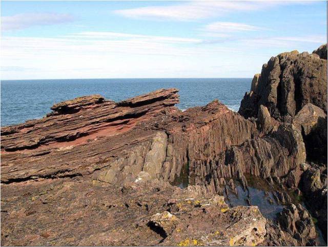 苏格兰Siccar Point的角状不整合底层。苏格兰Siccar Point（图片：维基百科 “Hutton’s Unconformity”）。